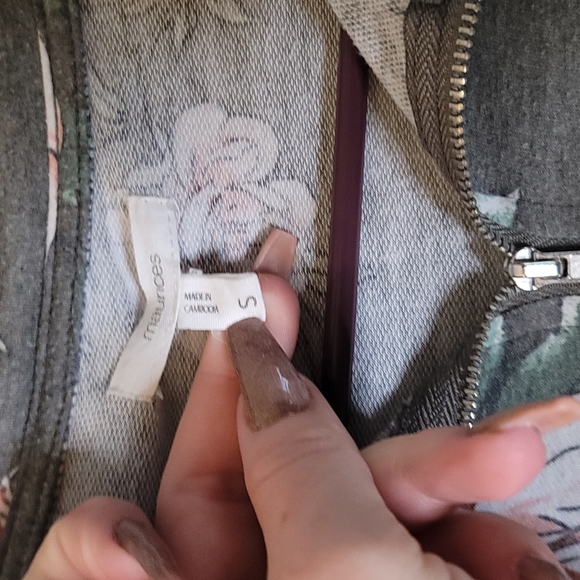 Maurices Small 3/4 floral zip up - Picture 4 of 5